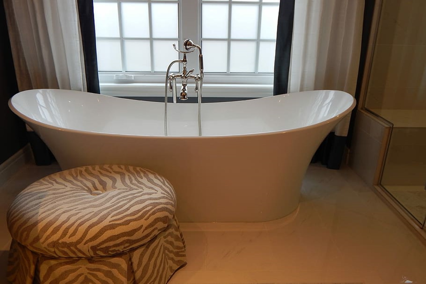 bathtub-tub-bath-bathroom